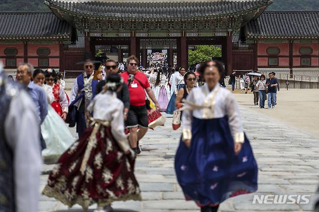 [서울=뉴시스] 정병혁 기자 = 29일 서울 종로구 경복궁을 찾은 외국인들이 즐거운 시간을 보내고 있다. 올해 1분기(1월~3월) 외국인 관광객 약 340만3000명이 한국을 찾아 코로나19 이후 분기 최대 규모를 기록했다.  '3월 한국관광통계'에 따르면 3월 방한객은 149만2000명으로, 2019년 같은 기간에 비해 97.1% 회복했다. 코로나 이후 월별 회복률 최고치다. 특히 3월 넷째주 방한 관광객은 2019년 같은 기간에 비해 100.2% 회복한 33만명으로, 코로나 이전을 넘어섰다. 2024.04.29. jhope@newsis.com