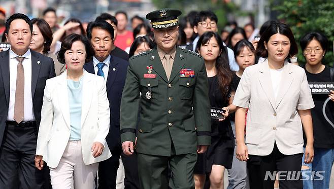 [서울=뉴시스] 추상철 기자 = 채모 상병 순직 사건을 수사하다가 보직 해임된 박정훈 대령(전 해병대 수사단장)이 11일 오전 서울 용산구 중앙지역군사법원 앞에서 항명 등 혐의에 대한 5차 공판에 출석하기에 앞서 기자회견에 참석하고 있다. 2024.06.11. scchoo@newsis.com