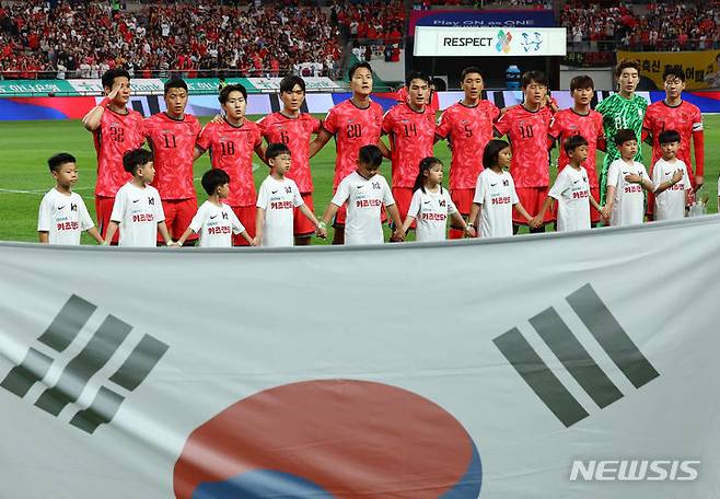 [서울=뉴시스] 황준선 기자 = 대한민국 축구 국가대표팀 선수들이 11일 오후 서울 마포구 서울월드컵경기장에서 열린 2026 국제축구연맹(FIFA) 북중미 월드컵 아시아 지역 2차 예선 조별리그 C조 6차전 한국과 중국의 경기 시작 전 애국가를 부르고 있다. 2024.06.11. hwang@newsis.com