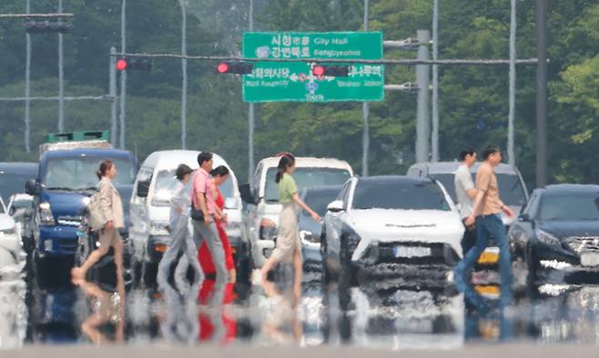 전국 대부분의 낮 기온이 30도 이상의 무더운 날씨를 보이는 11일 서울 영등포구 여의대로에 아지랑이가 피어오르고 있다. 연합뉴스