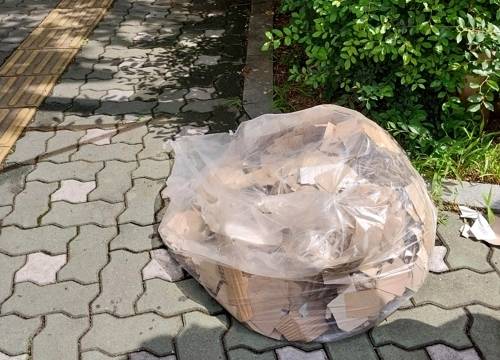 인천 유치원 앞에 떨어진 북한 오물 풍선 - 9일 오전 인천시 남동구 모 유치원 앞에 북한의 대남 오물 풍선 잔해가 떨어져 있다.  연합뉴스