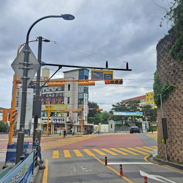 용인시 기흥구 마북동 마북초등학교 사거리에 설치된 우회전 안내전광판. 사진 제공 = 용인시