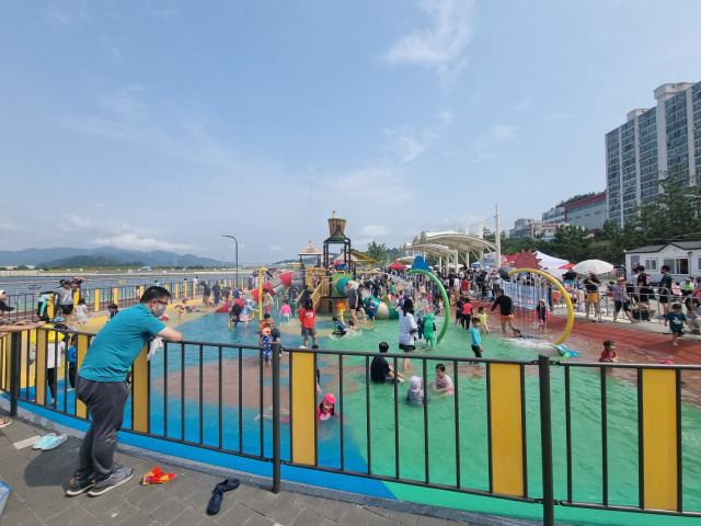 경남 창원시가 지난해 운영한 마산회원구 315해양누리공원 물놀이장. 사진제공=창원시