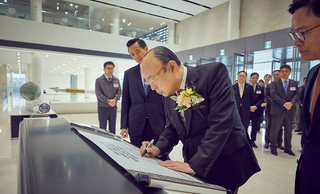 3월 29일 한화에어로스페이스 대전 R&D 캠퍼스를 방문한 김승연 회장이 방명록을 작성하고 있다. [한화그룹]