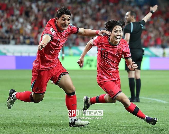 ▲ '캡틴 손흥민과 이강인이 꽉 끌어안고 세리머니를 했다. 가슴 뜨거운 장면이었다. 그동안 원정에서만 봤던 이 세리머니를 6만 관중 앞에서 할 수 있었다. 이강인이 번개같이 쇄도했고 낮고 정확한 슈팅으로 중국의 밀집 수비를 뚫어내는데 성공했는데 환호하던 손흥민은 세리머니를 하러 코너 플래그 쪽으로 오는 이강인에게 안기라는 몸짓을 했다. 득점한 이강인은 손흥민에게 달려와 캡틴의 두 팔에 꽉 안겼다. 손흥민은 세리머니 후에도 이강인 머리를 쓰다듬으며 꿀 떨어지는 모습을 보였다 ⓒ곽혜미 기자