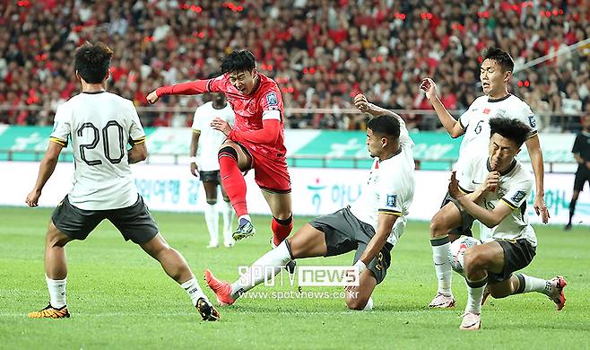 ▲ 한국은 11일 오후 8시 서울월드컵경기장에서 2026 국제축구연맹(FIFA) 북중미월드컵 아시아지역 2차예선 C조 조별리그 최종전에서 중국을 상대로 1-0으로 이겼다.&nbsp;후반 7분, 중국이 한국 진영에서 코너킥을 얻었다. 그런데 세트피스 전술(?)이 이상했다. 박스 안 대부분 선수들이 골키퍼 조현우를 둘러싸 시야를 방해했다. 농담을 조금 섞는다면 흡사 '팬미팅' 같은 장면이었다. 중국의 어이없는 전술을 본 모하메드 칼레드 알 호이시(사우디아라비아) 심판은 크게 분노했다ⓒ곽혜미 기자