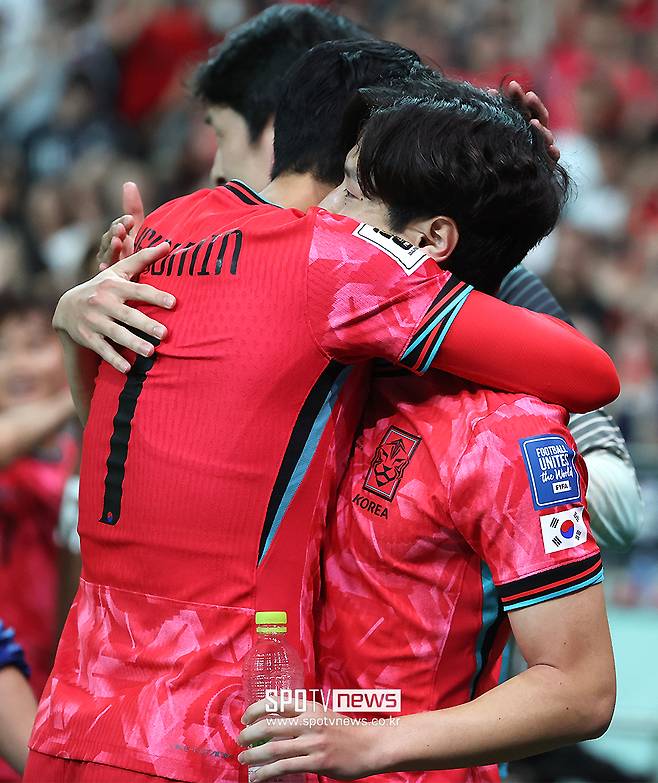 ▲ 한국은 11일 오후 8시 서울월드컵경기장에서 2026 국제축구연맹(FIFA) 북중미월드컵 아시아지역 2차예선 C조 조별리그 최종전에서 중국을 상대로 1-0으로 이겼다.&nbsp;후반 7분, 중국이 한국 진영에서 코너킥을 얻었다. 그런데 세트피스 전술(?)이 이상했다. 박스 안 대부분 선수들이 골키퍼 조현우를 둘러싸 시야를 방해했다. 농담을 조금 섞는다면 흡사 '팬미팅' 같은 장면이었다. 중국의 어이없는 전술을 본 모하메드 칼레드 알 호이시(사우디아라비아) 심판은 크게 분노했다ⓒ곽혜미 기자