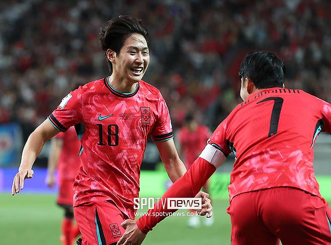 ▲ 한국은 11일 오후 8시 서울월드컵경기장에서 2026 국제축구연맹(FIFA) 북중미월드컵 아시아지역 2차예선 C조 조별리그 최종전에서 중국을 상대로 1-0으로 이겼다.&nbsp;후반 7분, 중국이 한국 진영에서 코너킥을 얻었다. 그런데 세트피스 전술(?)이 이상했다. 박스 안 대부분 선수들이 골키퍼 조현우를 둘러싸 시야를 방해했다. 농담을 조금 섞는다면 흡사 '팬미팅' 같은 장면이었다. 중국의 어이없는 전술을 본 모하메드 칼레드 알 호이시(사우디아라비아) 심판은 크게 분노했다ⓒ곽혜미 기자