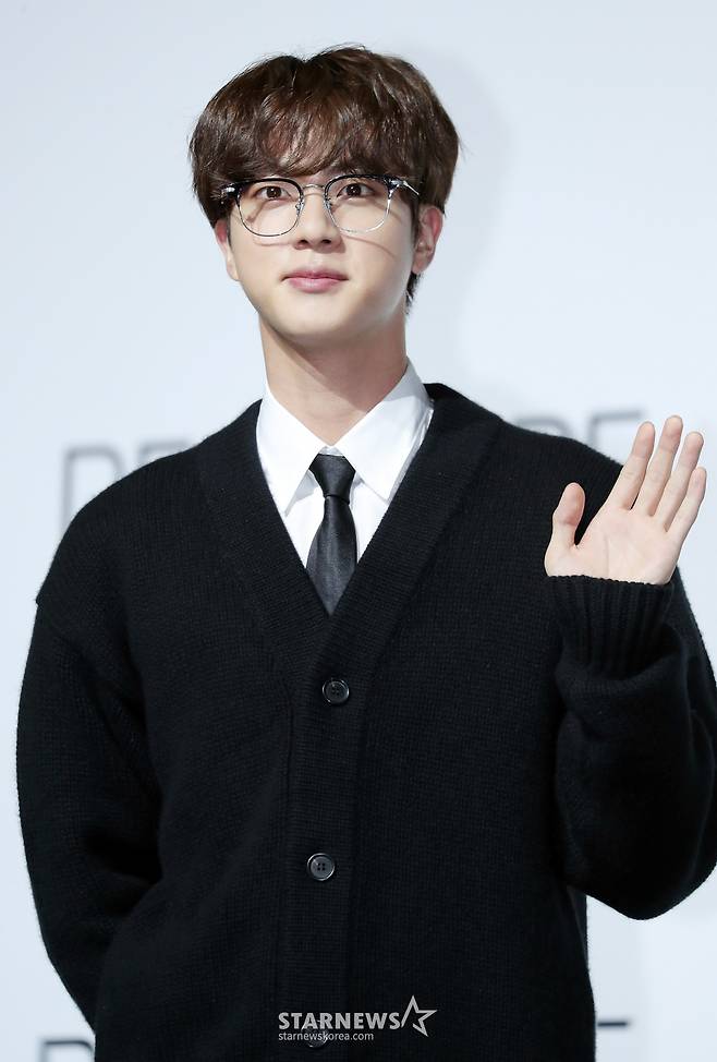 그룹 방탄소년단(BTS) 진이 20일 오전 서울 중구 동대문디자인플라자에서 열린 새 앨범 'BE (Deluxe Edition)' 발매 기념 글로벌 기자간담회에서 포즈를 취하고 있다.'BE'는 지금까지 방탄소년단이 선보인 정규 시리즈 앨범과는 다른 형태의 앨범. 타이틀 곡 'Life Goes On'을 비롯해 '내 방을 여행하는 법', 'Blue & Grey', 'Skit', '잠시', '병', 'Stay',