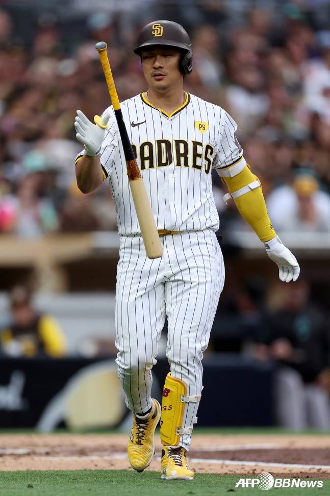 김하성이 11일(한국시간) 미국 캘리포니아주 샌디에이고의 펫코파크에서 열린 2024 메이저리그 정규시즌 오클랜드와 홈경기에서 아쉬워하고 있다. /AFPBBNews=뉴스1