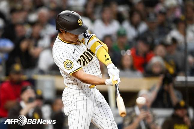 김하성이 11일(한국시간) 미국 캘리포니아주 샌디에이고의 펫코파크에서 열린 2024 메이저리그 정규시즌 오클랜드와 홈경기 4회 말 1사 1, 2루서 안타를 치고 있다. /AFPBBNews=뉴스1
