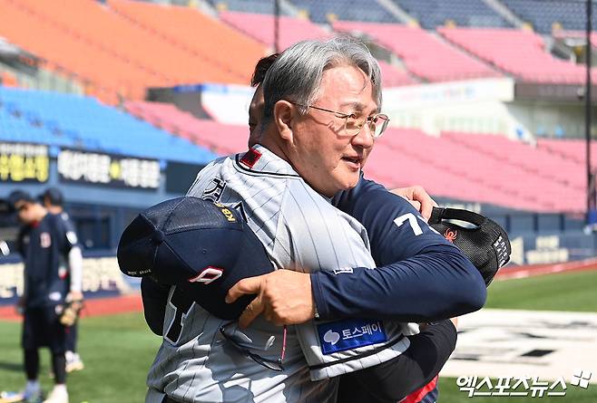 11일 오후 서울 송파구 잠실야구장에서 열리는 2024 신한 SOL Bank KBO리그 한화 이글스와 두산 베어스의 경기에 앞서 한화 김경문 감독과 두산 박흥식 수석코치가 그라운드에서 만나 인사를 나누고 있다. 잠실, 박지영 기자