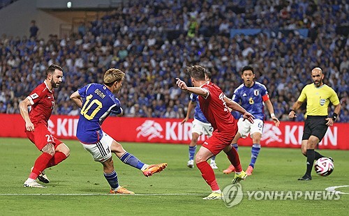 일본이 11일(한국시간) 일본 히로시마에 있는 에디온 피스 윙 히로시마 스타디움에서 열린 시리아와의 2026 국제축구연맹(FIFA) 북중미(캐나다-미국-멕시코 공동 개최) 월드컵 아시아지역 2차 예선 B조 최종전에서 5-0으로 승리했다.   이미 선두를 확정지었던 일본은 시리아를 상대로도 승리하며 2차 예선 전승(6승∙승점 18)이자 전 경기 무실점을 기록하며 퍼펙트한 예선 라운드를 보냈다.   시리아는 승점을 얻지 못했고 일단 2위(2승 1무 3패∙승점7)를 유지했다. 하지만 오후 10시 라오스 비엔티엔에 있는 라오 국립 경기장에서 열리는 북한과 미얀마 경기 결과에 따라 3위 북한(2승 3패∙승점 6)이 시리아를 제치고 2위로 올라설 수 있다. 북한이 미얀마를 이기면 2위가 되고 비길 경우에도 북한의 골득실이 +1, 시리아가 -3이기 때문에 2위를 차지할 수 있다. 연합뉴스