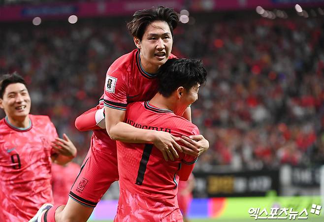 김도훈 임시 감독이 이끄는 대한민국 축구 국가대표팀이 11일 서울월드컵경기장에서 열린 중국 축구 국가대표팀과의 2026 국제축구연맹(FIFA) 북중미(캐나다-미국-멕시코 공동 개최) 월드컵 아시아지역 2차 예선 C조 최종전에서 이강인의 결승 골로 1-0으로 승리했다. 이강인은 싱가포르전에 이어 두 경기 연속 골을 터뜨리며 중국전 승리와 3차 예선 1포트 확보를 이끌었다. 서울월드컵경기장, 김한준 기자