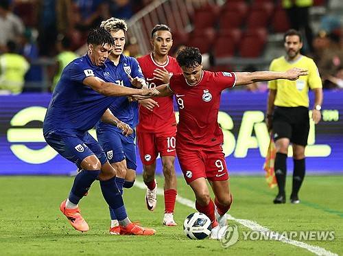 중국이 조별리그 최종전에서 한국에 패배하고도 웃었다. 중국을 추격하던 태국이 홈에서 싱가포르와 비겼지만 득실차에서 순위를 뒤집지 못했고, 결국 C조 2위를 유지한 중국이 3차 예선으로 향하게 됐다. 태국이 3점 차 승리에 실패하면서 웃은 쪽은 중국이었다. 중국은 같은 날 서울월드컵경기장에서 열린 한국과의 조별리그 최종전에서 이강인의 결승포에 실점해 패배했으나 간신히 3차 예선 진출에 성공했다. 사진 연합뉴스