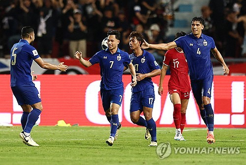 중국이 조별리그 최종전에서 한국에 패배하고도 웃었다. 중국을 추격하던 태국이 홈에서 싱가포르와 비겼지만 득실차에서 순위를 뒤집지 못했고, 결국 C조 2위를 유지한 중국이 3차 예선으로 향하게 됐다. 태국이 3점 차 승리에 실패하면서 웃은 쪽은 중국이었다. 중국은 같은 날 서울월드컵경기장에서 열린 한국과의 조별리그 최종전에서 이강인의 결승포에 실점해 패배했으나 간신히 3차 예선 진출에 성공했다. 사진 연합뉴스