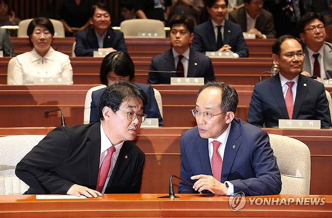 의원총회서 대화하는 추경호 원내대표 (서울=연합뉴스) 김주형 기자 = 국민의힘 추경호 원내대표(앞줄 오른쪽)가 전날 오후 국회에서 열린 의원총회에 참석해 배준영 원내수석부대표와 대화하고 있다. 2024.6.10 kjhpress@yna.co.kr