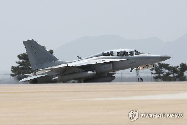 착륙하는 FA-50 전투기 (서울=연합뉴스) 19일 전북 군산 공군기지에서 열린 '2024년 연합편대군 종합훈련(KFT·Korea Flying Training)'에서 FA-50 전투기가 착륙하고 있다. 2024.4.19 [국방일보 제공. 재판매 및 DB 금지] photo@yna.co.kr