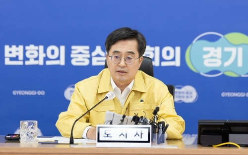 '위기상황 긴급대책회의' 주재하는 김동연 경기지사 (수원=연합뉴스) 김동연 경기도지사가 11일 오후 경기도 광교청사 재난안전회의실에서 '현 위기상황 관련 긴급  대책회의'에서 모두 발언을 하고 있다. 2024.6.11 [경기도 제공. 재판매 및 DB 금지]