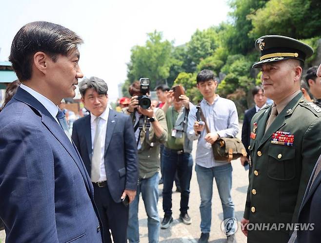 박정훈 전 수사단장 만난 조국 대표 (서울=연합뉴스) 조국혁신당 조국 대표가 11일 오전 서울 용산구 중앙지역군사법원 앞에서 5차 공판을 앞둔 박정훈 전 수사단장과 만나 대화하고 있다. 2024.6.11 [조국혁신당 제공. 재판매 및 DB 금지] utzza@yna.co.kr