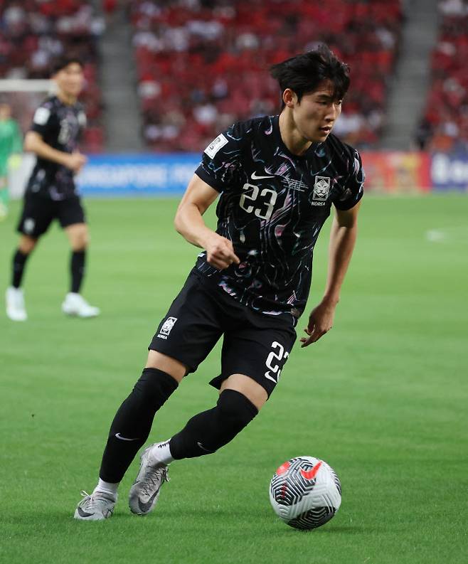 6일(현지시간) 싱가포르 국립경기장에서 열린 2026 북중미 월드컵 아시아 2차 예선 조별리그 C조 5차전 한국과 싱가포르의 경기. 배준호가 드리블을 하고 있다. 사진=연합뉴스