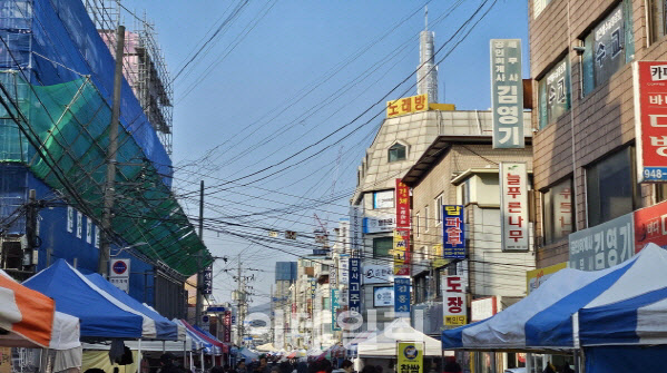 난립한 공중케이블.(사진=파주시 제공)