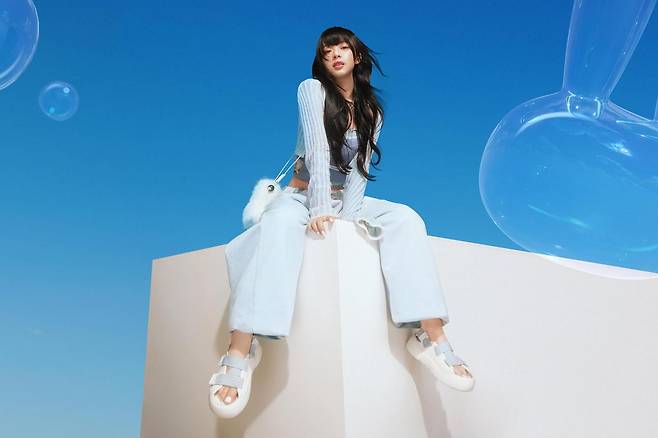 어그(UGG)의 여름용 샌들이 20대 고객들에게 폭발적인 반응을 얻으며 연이은 완판 행진을 이어가고 있다.(어그제공)