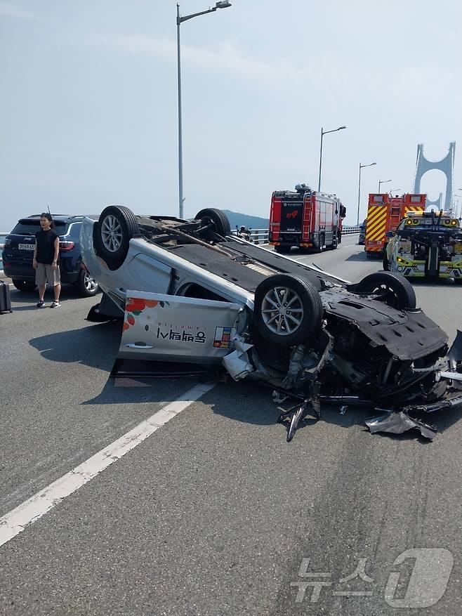 부산 광안대교 해운대구→남구 방향 상판에서 차량 5대가 추돌한 사고 현장.2024.6.12.(부산소방재난본부 제공)