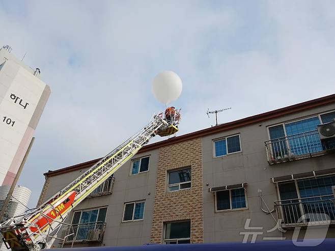 9일 오전 5시 32분쯤 인천 미추홀구 학익동 한 빌라 옥상에 떨어진 북한 대남 오물풍선.(인천소방본부 제공)2024.6.9/뉴스1 ⓒ News1 박소영 기자