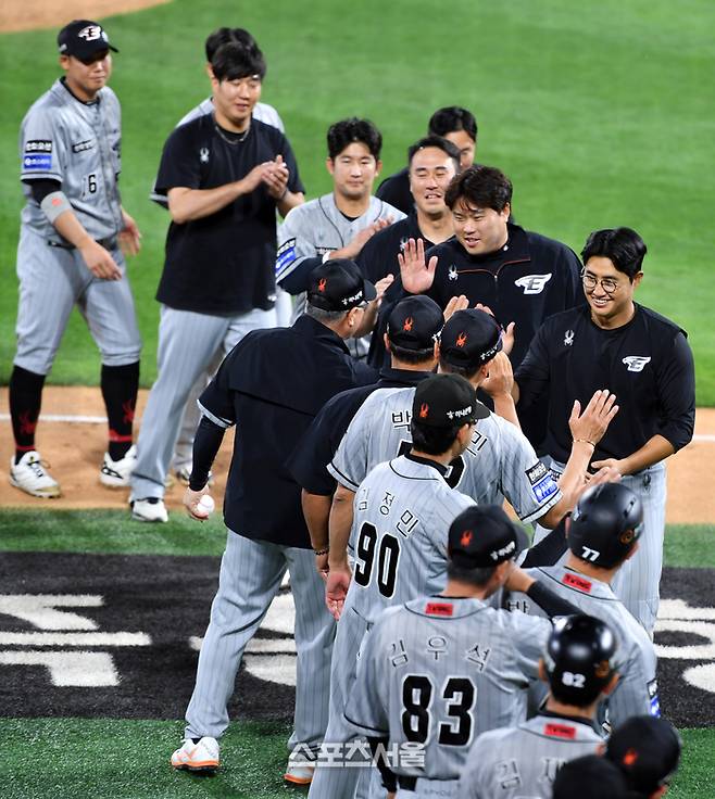 KBO감독복귀 첫경기를 치른 김경문 감독이 4일 수원위즈파크에서 열린 2024 프로야구 KT위즈와 한화이글스의 경기에서 8-2로 승리한 후 채은성으로부터 승리구를 전달받은후 류현진과 하이파이브를 나누고 있다.  2024.06.04.  수원 | 강영조기자 kanjo@sportsseoul.com