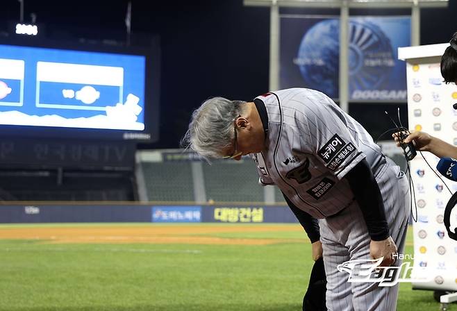 한화 김경문 감독(왼쪽)이 11일 잠실구장에서 열린 2024 KBO리그 두산전 승리로 통산 900승을 달성한 후 관중석을 향해 인사하고 있다. 사진 | 한화 이글스