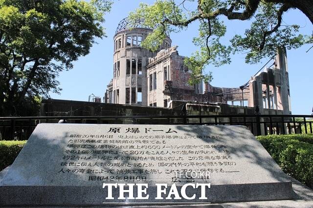 히로시마 원폭 돔은 일본이 피해국임을 알리는 상징물로 존재한다. 미국과 일본은 원폭이 떨어진 지점으로 히로시마산업장려관을 홍보하고 있다. 사진은 히로시마 원폭 돔을 설명하는 비석이 세워져 있는 모습. / 히로시마 = 나윤상 기자