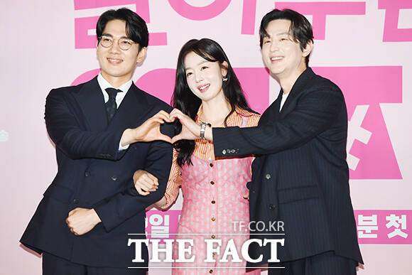 배우 엄태구와 한선화, 권율(왼쪽부터)이 12일 오후 서울 구로구 라마다 신도림 호텔에서 열린 JTBC 새 수목 드라마 '놀아주는 여자' 제작발표회에 참석해 포즈를 취하고 있다. /장윤석 기자