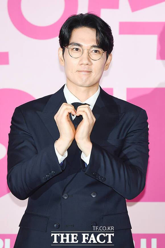 배우 엄태구가 12일 오후 서울 구로구 라마다 신도림 호텔에서 열린 JTBC 새 수목 드라마 '놀아주는 여자' 제작발표회에 참석해 포즈를 취하고 있다. /장윤석 기자