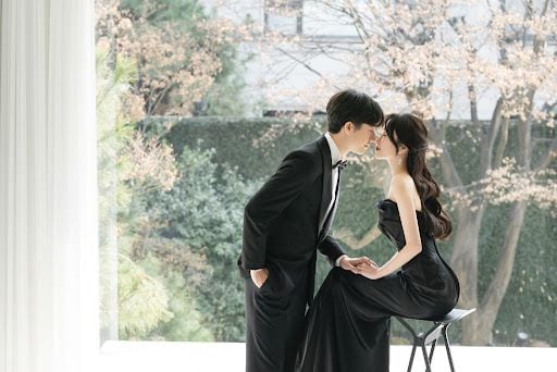 최근 한국 경기의 한 웨딩 전문 사진관에서 결혼 기념 사진을 촬영한 일본인 부부. /we-wedding.jp