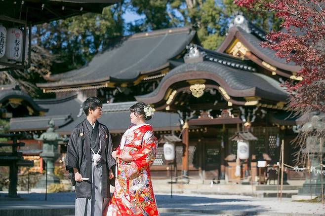 한 일본인 부부의 결혼 기념 사진. 전통 의복을 입고 신사 앞에서 촬영했다. /kyoto-kojitsu.net
