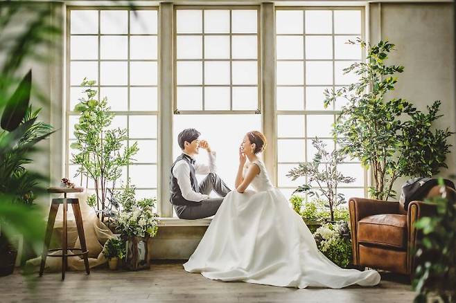 일본 후쿠오카의 '한국식 웨딩 전문 사진관'에서 결혼 기념 촬영을 한 일본인 부부. /noblejapan.jp