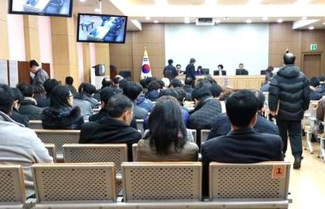 금융기관 부실채권 매각 규모가 급증하면서 담보 부동산을 사기 위해 경매 법정을 찾는 사람들이 늘어나고 있다. 사진은 서울 시내 법원의 한 경매 법정./조선일보 DB