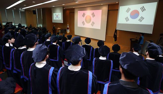 지난 2월 19일 오후 서울 동작구 흑석동 중앙대학교 의과대학 대강당에서 열린 제48회 의과대학 학위수여식에서 졸업생들이 국민의례를 하고 있다. /뉴스1