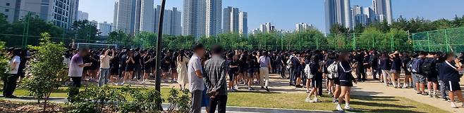 12일 오전 전북 부안군에서 4.8 규모의 지진이 발생하자 전주 모 중학교에서 학생들과 교직원들이 교실을 빠져나와 운동장에 모여 있다. /전북교육청