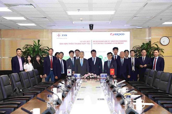지난 10일 한국전력과 베트남전력공사(EVN)가 신기술·신사업 협력을 위한 업무협약(MOU) 체결체결 후 단체 사진을 촬영했다.ⓒ한전