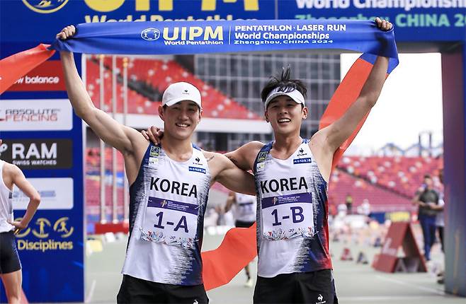 한국 근대5종이 세계선수권대회 남녀 계주에서 동반 우승을 차지했다. 남자 계주에서 우승한 서창완(왼쪽)과 전웅태. 사진 출처 국제근대5종연맹 홈페이지