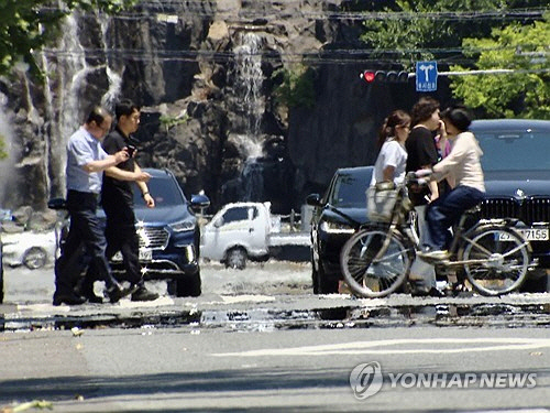 폭염주의보가 사흘째 발령 중인 12일 대구 북구 오봉오거리 일대 도로에 지열로 아지랑이가 피어오르고 있다. [대구=연합뉴스]