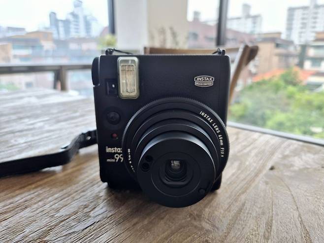 한국후지필름 아날로그 카메라 '인스탁스 미니99' 전면. 사진=구자윤 기자