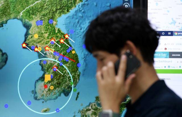 12일 대전 유성구 한국지질자원연구원 지진종합상황실에서 연구원들이 상황을 분석하고 있다. 대전=뉴스1