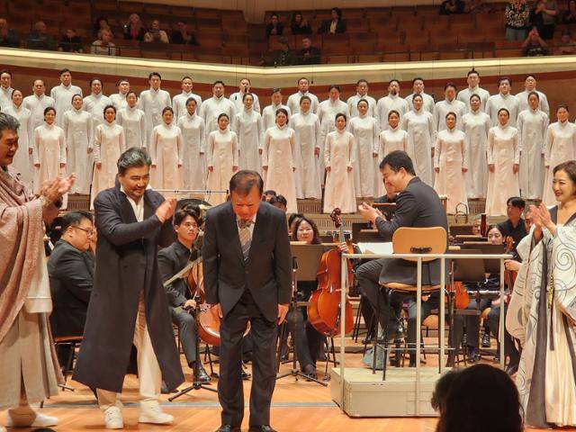 한국 창작오페라 '처용'이 공연된 11일 독일 베를린 필하모닉 콘서트홀 무대에 이영조(앞줄 왼쪽에서 세 번째) 작곡가가 관객들을 향해 인사하고 있다. 이날 공연에는 국립오페라단, 국립합창단, 국립심포니오케스트라가 함께 올랐다. 베를린=신은별 특파원