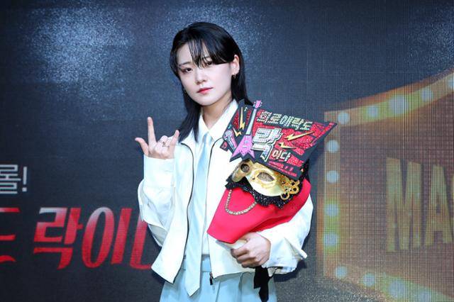 밴드 터치드 윤민이 12일 서울 마포구 소속사 사옥에서 열린 미디어 간담회에서 포즈를 취하고 있다. 뉴시스