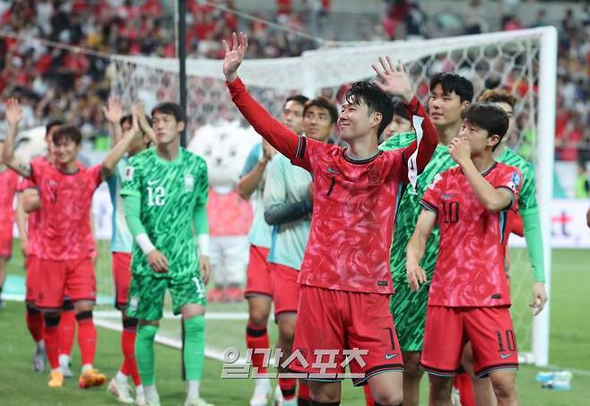 김도훈 임시감독이 이끄는 한국축구대표팀이 11일 오후 서울월드컵경기장에서 중국을 상대로 2026 FIFA 북중미월드컵 아시아지역 2차 예선 C조 최종전을 펼쳤다. 한국이 1-0 승리했다. 경기종료후 손흥민이 팬들에게 손을 흔들고있다. 상암=정시종 기자 capa@edaily.co.kr /2024.06.11.