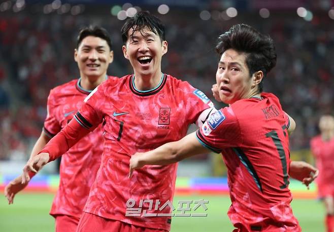 김도훈 임시감독이 이끄는 한국축구대표팀이 11일 오후 서울월드컵경기장에서 중국을 상대로 2026 FIFA 북중미월드컵 아시아지역 2차 예선 C조 최종전을 펼쳤다. 이강인이 첫골을 성공시키고 손흥민과 기뻐하고있다. 상암=정시종 기자 capa@edaily.co.kr /2024.06.11.