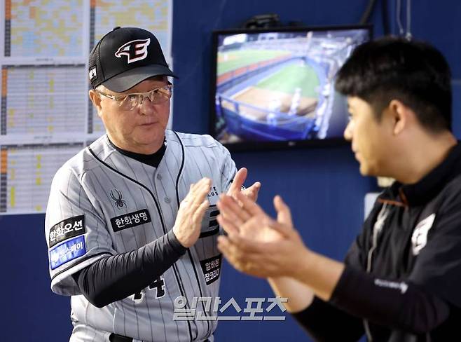 2024 KBO리그 프로야구 두산베어스와 한화이글스의 경기가 12일 오후 서울 잠실야구장에서 열렸다. 6회말 무사 1,2루 위기에서 무실점으로 이닝을 마친 류현진이 더그아웃으로 들어가자 김경문 감독이 박수로 격려하고 있다. 잠실=김민규 기자 mgkim1@edaily.co.kr